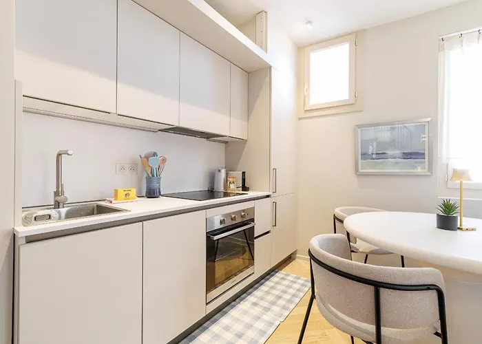 Wide Open Sky Terrace 1 Bdr Apartment *